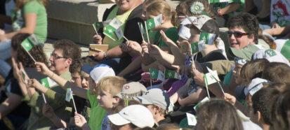 Groupe de gens habillés en vert et blanc